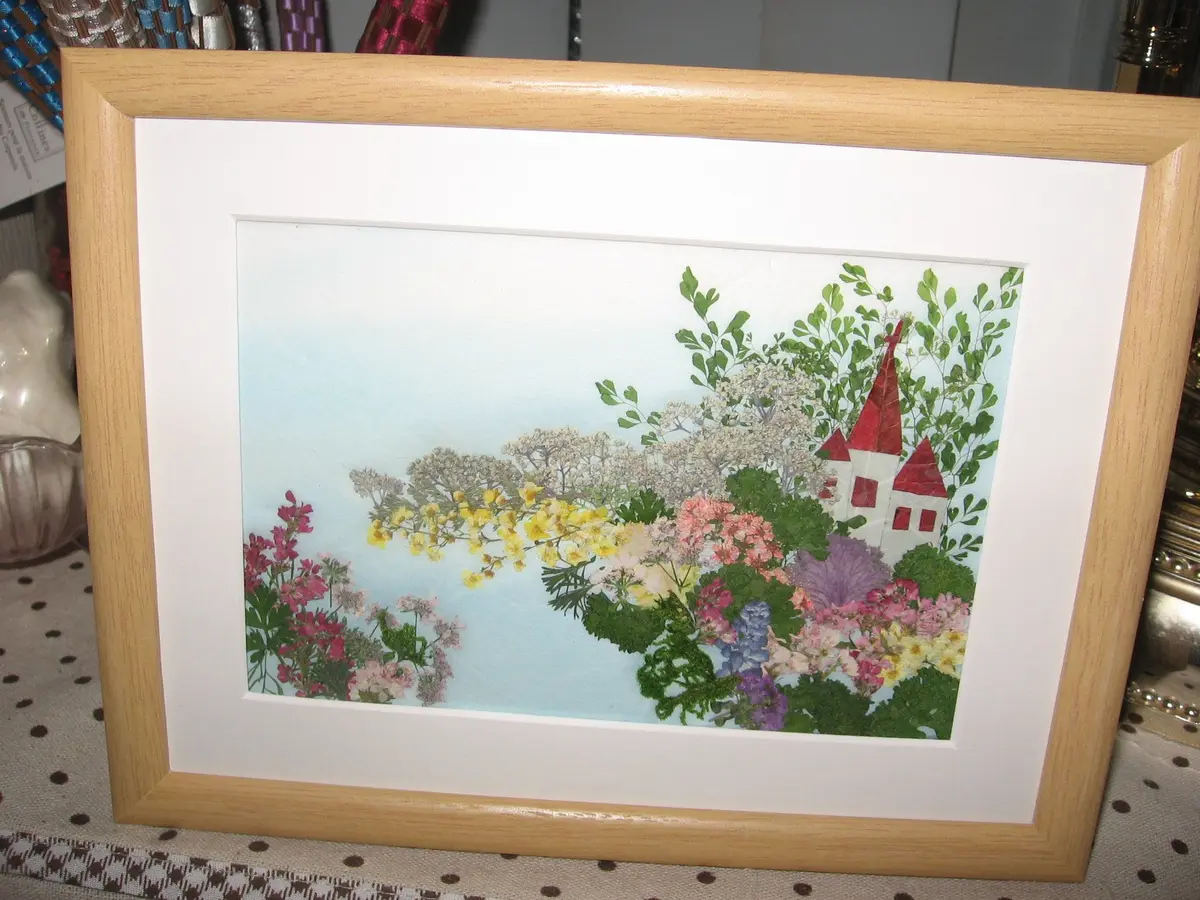 小さな額で風景画の作品を作りました。「育てた花やハーブたちで押し花