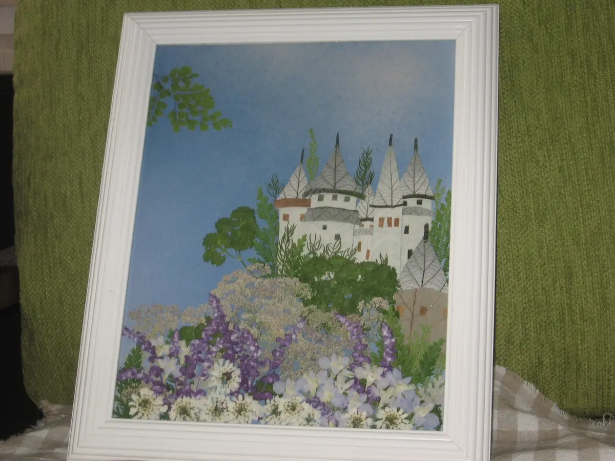 題「古城の景」（押し花作品）城のアート　大きな緑色フレーム付き 押し花のお城の風景画を作りました。お「育てた花やハーブ