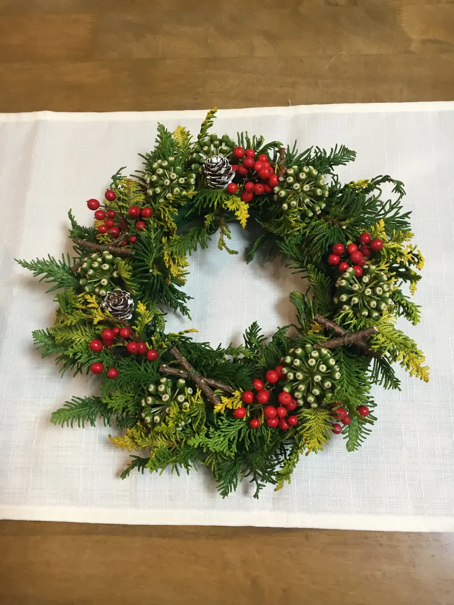 黄金ヒバ❓があったので、クリスマスリ「お庭のお花を飾りました