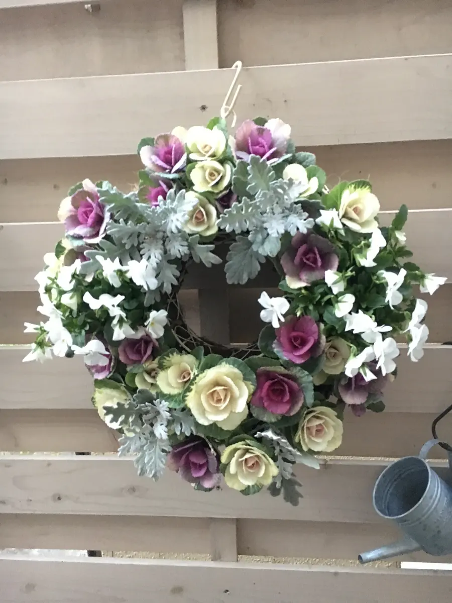 葉牡丹の寄せ植えリース少し手直ししま「ハンギングと寄せ植え」の