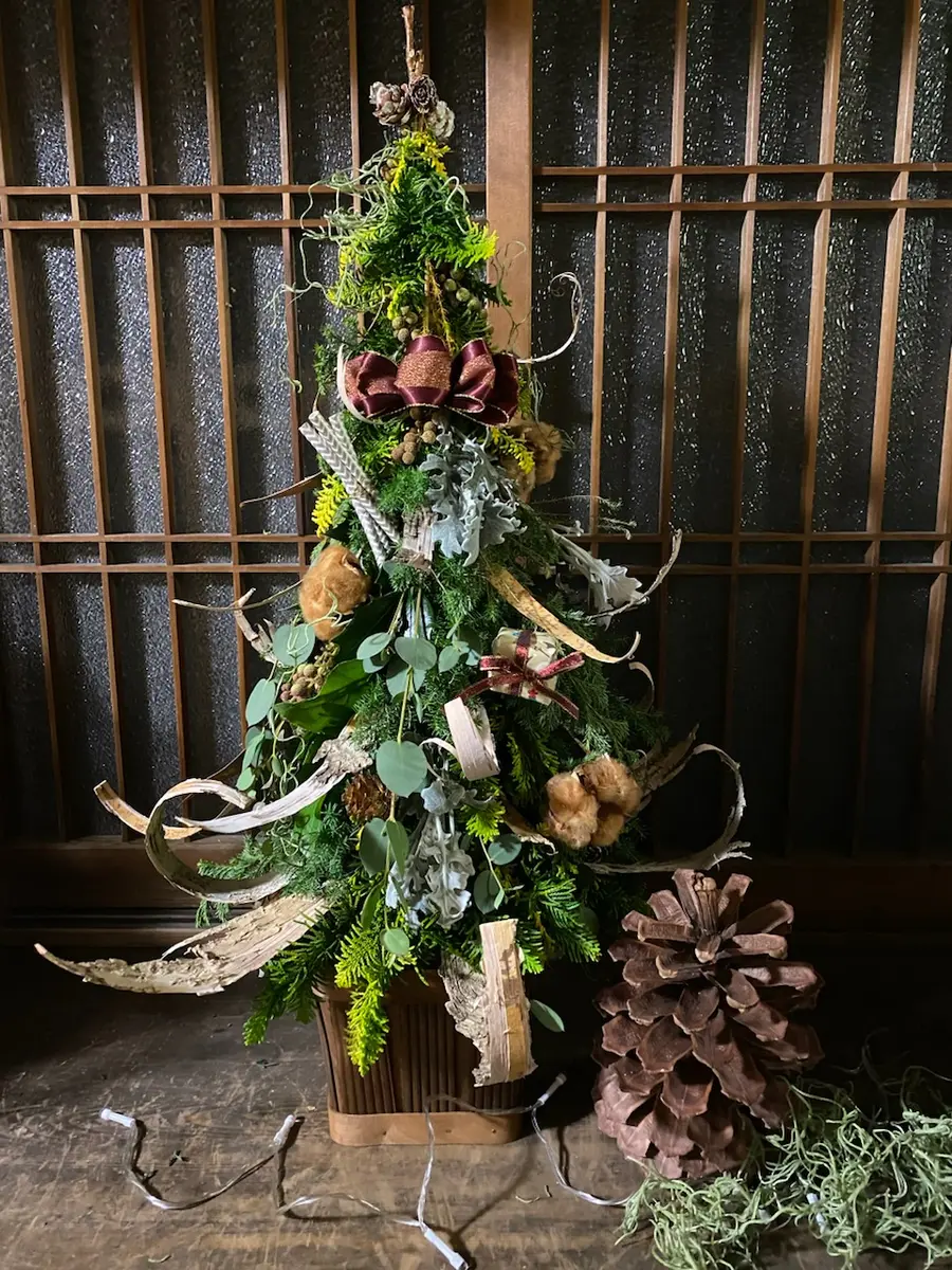 クリスマスツリー🎄コニファーの枝で「フラワーアレンジ」の
