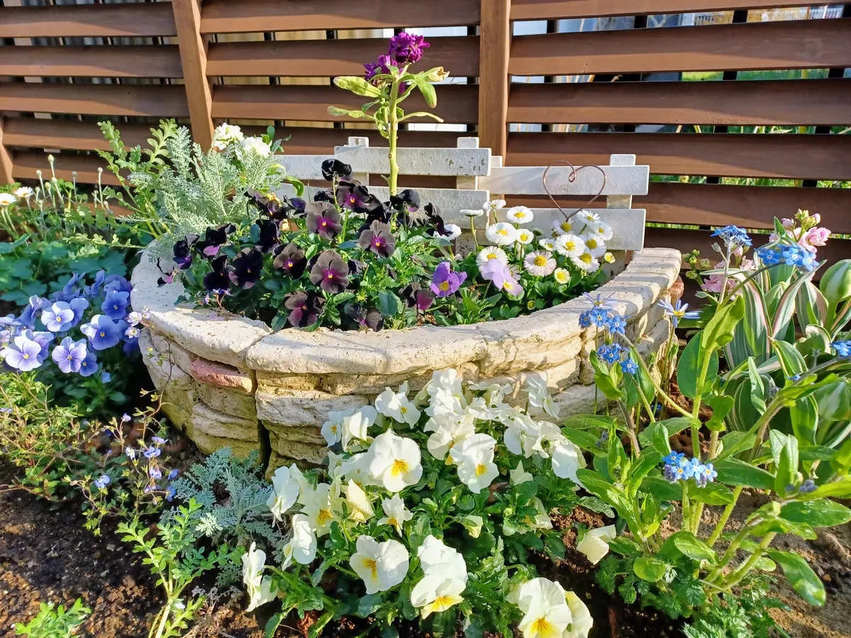 ごちゃごちゃ花壇を…今さら間引いていく…。「Monjardin」のアルバム