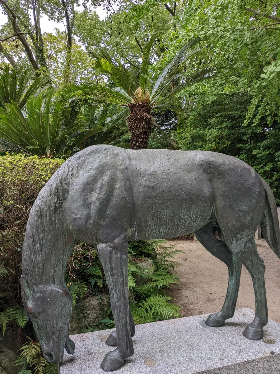 宮地嶽神社 馬？その後ろにシュロの木「息子の住むまちへ（福岡県