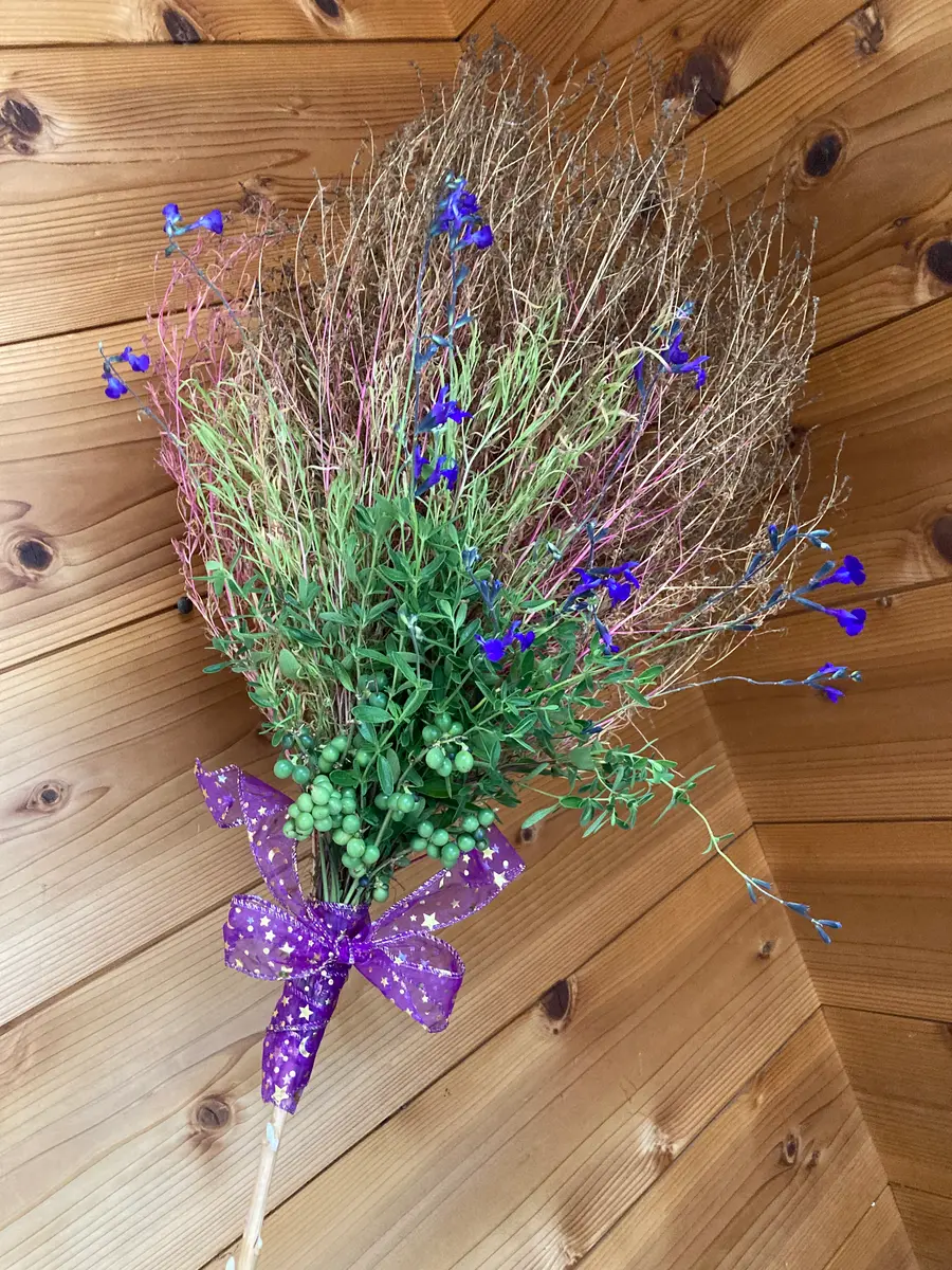 魔女森 森の子の山小屋にある 魔女の箒 ドライフラワー リース