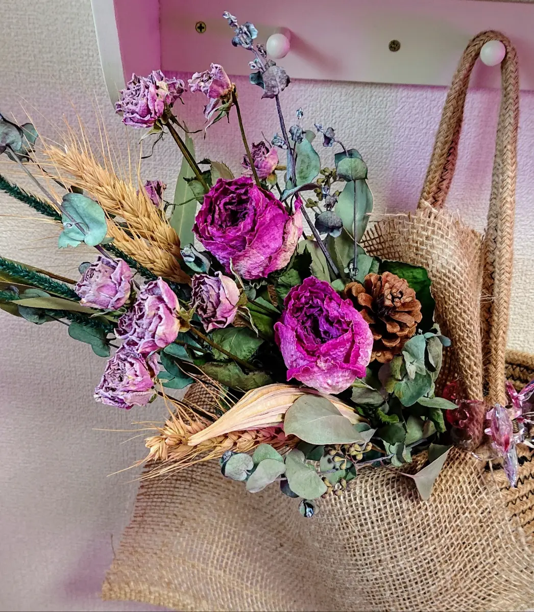 ドライフラワーꕤ︎︎スプレーバラとヘリクリサムお花いっぱい花籠リースꕤ壁飾り ドライフラワーꕤ︎︎スプレーバラとヘリクリサムお花いっぱい花籠