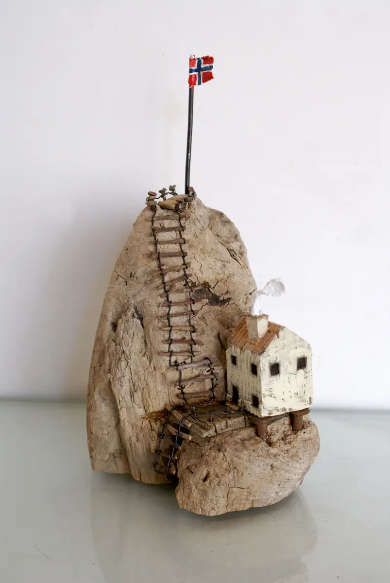 流木のイノシシ 流木を使って家のオブジェを作りました。「剪定した枝や流木で