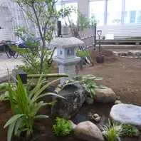 蹲踞（つくばい） 向鉢型手水鉢（ちょ「蹲踞（つくばい）と延段（の