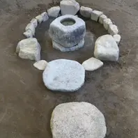 蹲踞（つくばい） 向鉢型手水鉢（ちょ「蹲踞（つくばい）と延段（の