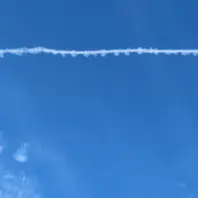 レースのようなひこうき雲です。「空を見上げて」のアルバム-みんなの