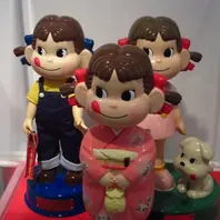 初代ペコちゃん店頭用人形(ペコちゃんの「横浜人形の家・アルバム